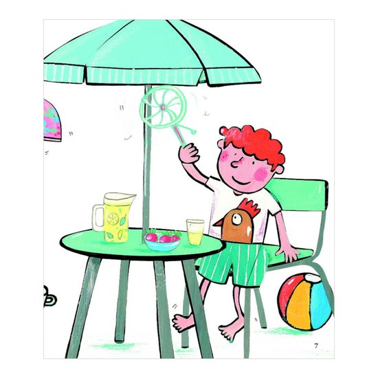 Jongen met rood haar zit aan tafel onder een parasol, met een ventilator en een strandbal.