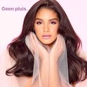 Jong vrouwelijk model met lang donker haar en roze make-up, omringd door tule. Tekst 'Geen pluis.'