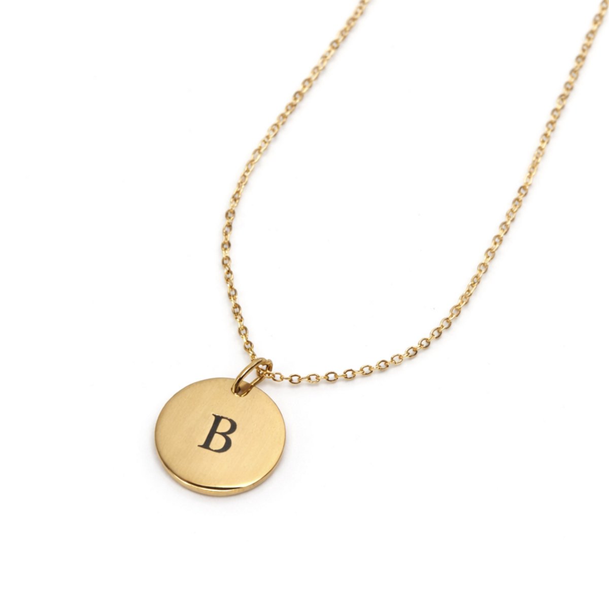 Engravia by Derya – Gepersonaliseerde initialen ketting – RVS goudkleurig – Cadeau voor vriendin / moeder - Elegant & modern design- Dames sieraad- Perfect cadeau voor haar – 15 mm hanger