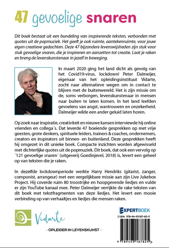 Man met grijs haar, staand, met een witte jas en een blauw shirt, naast de tekst '47 gevoelige snaren'.