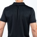 Achterkant van een zwarte gestreepte polo met korte mouwen en witte biezen.