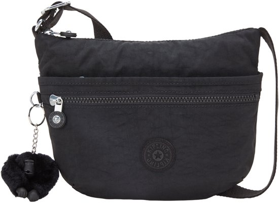 Zwarte Kipling schoudertas, model Arto S, met twee voorvakken met rits, zilverkleurige hardware en een zwarte aapjes-hanger.