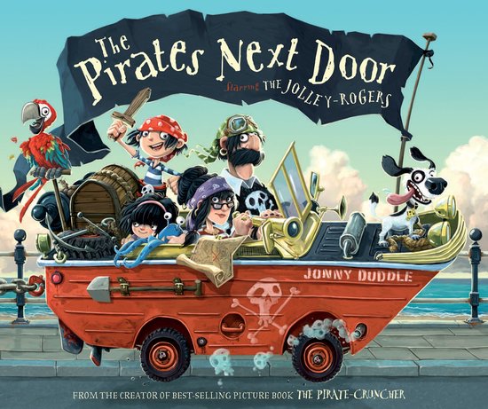 De Jolley-Rogers, met een papegaai en een hond, in hun oranje amfibievoertuig met piratensymbolen. De titel 'The Pirates Next Door' staat centraal.