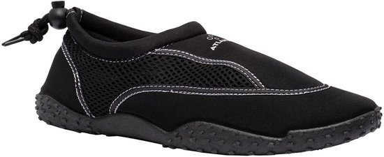 Zwarte waterschoen met witte stiksels, mesh panelen en het Atlantis logo, op een witte achtergrond.
