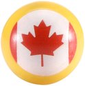 Een gele knikker met de Canadese vlag erop.