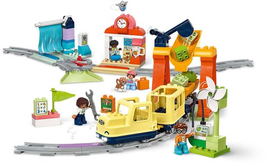 LEGO Duplo trein met gele locomotief, wagon, oranje kraan en stations.