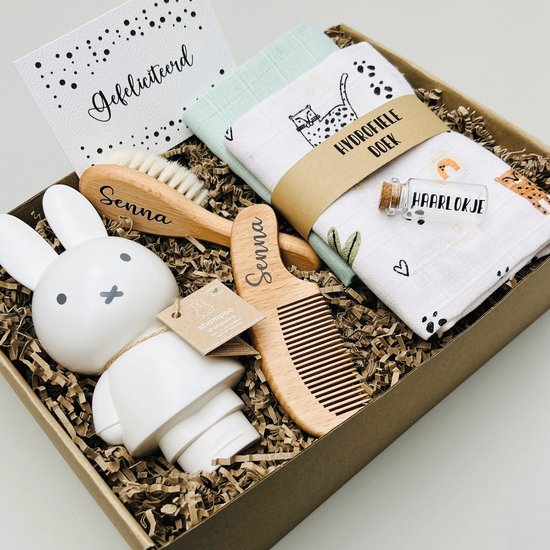 Baby cadeau box - Gepersonaliseerde baby borstel en kam van hout met naam - Baby geschenkset - Nijntje shampoo - Kraamcadeau - Zwangerschap cadeau - Babyshower - Badset Jungle - Luxe baby giftbox - Baby borstel set met naam — afbeelding 2