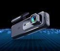 Zwarte dashcam in perspectief, met blauwe rasterachtergrond.