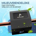 Zwarte "DUTCH CLEAR" waterontharder omringd door groene bladeren en waterbellen.