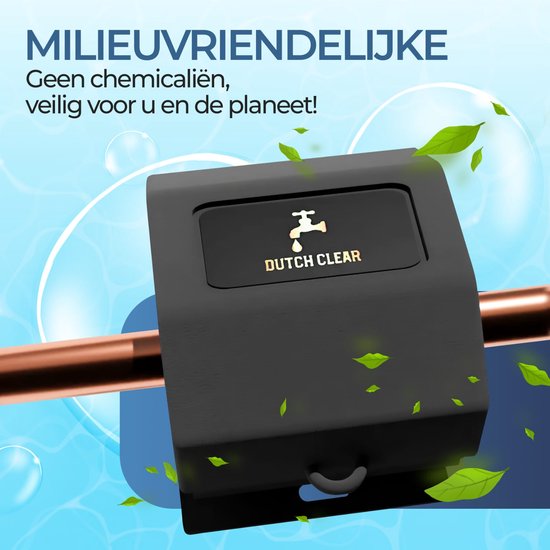 Zwarte "DUTCH CLEAR" waterontharder omringd door groene bladeren en waterbellen.