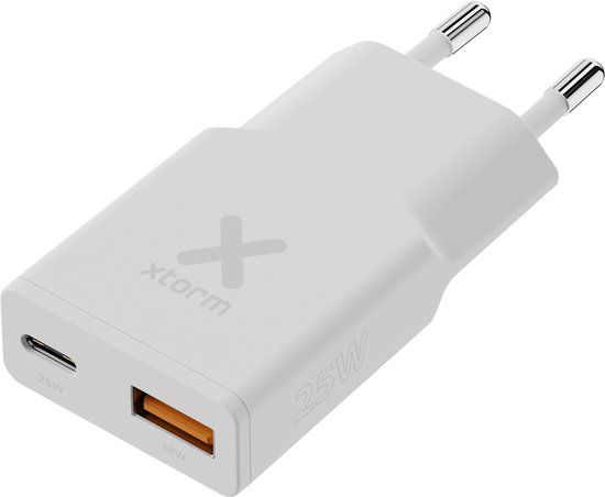 Witte Xtorm lader met USB-C poort (25W) en USB-A poort (18W), met X logo.