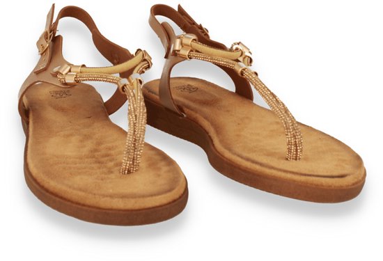 Gouden sandalen met gesp, dunne bandjes en decoratieve kraaltjes.