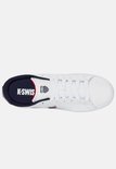 Bovenanzicht van een witte K-Swiss sneaker met rode voering en marineblauwe binnenkant.