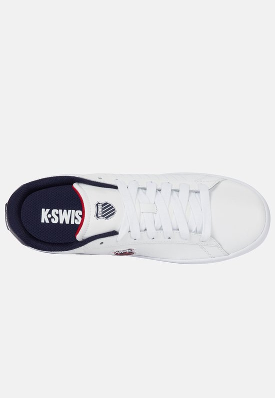 Bovenanzicht van een witte K-Swiss sneaker met rode voering en marineblauwe binnenkant.