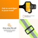 Groen hardloopvest met reflecterende strepen en een telefoonhoesje. Verstuurbare banden.
