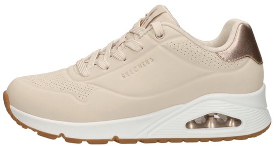 Basket Skechers beige à lacets, talon cuivré et semelle blanche.