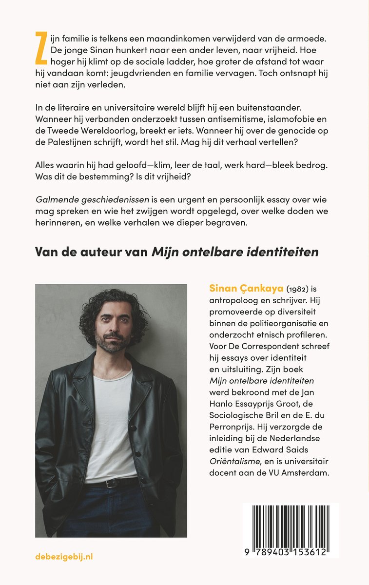 Man met donker haar en baard, staand, met tekst over het boek "Galmende geschiedenissen".