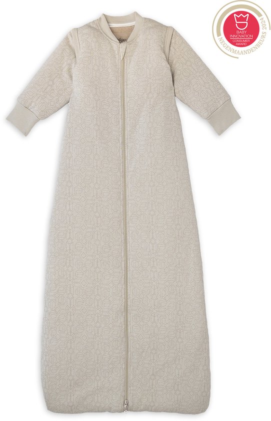 Beige babyslaapzak met lange mouwen en all-over geometrisch patroon. Rits middenvoor.