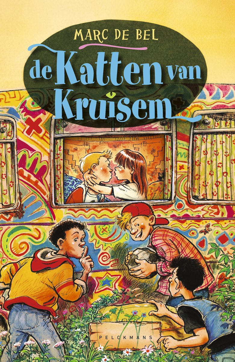 Kinderen op de cover van het boek 'de Katten van Kruisem'. Een jongen en meisje kussen, andere kinderen spelen.