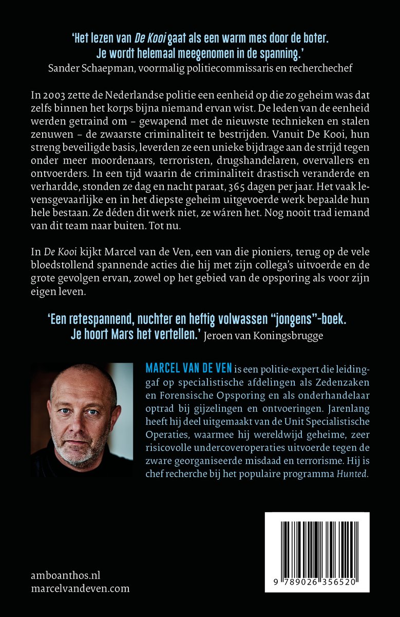 Portret van Marcel van de Ven, met op de achtergrond tekst over het boek 'De Kooi'.