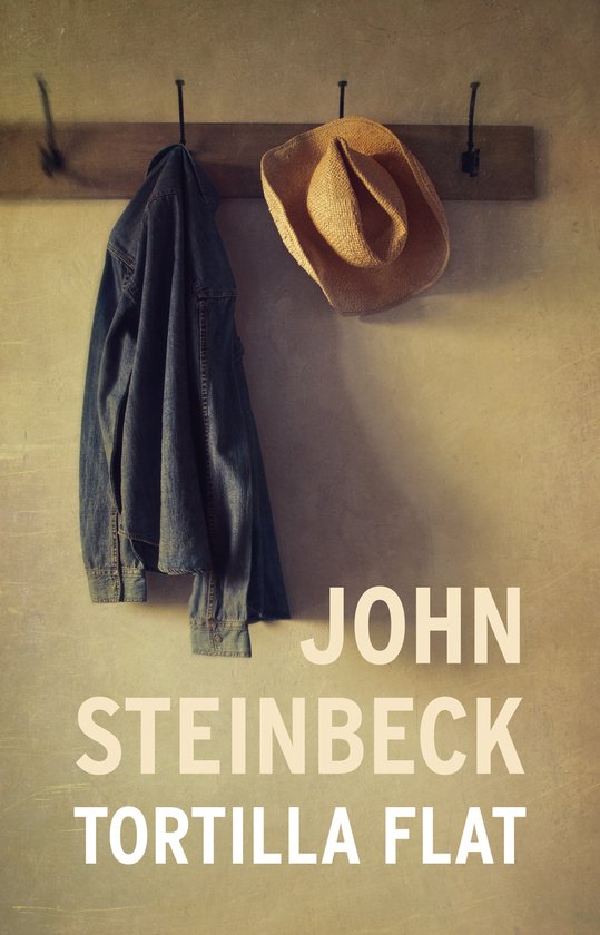 Veste en jean et chapeau de paille suspendus à un porte-manteau. John Steinbeck Tortilla Flat.