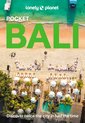 Lonely Planet Pocket Bali gids met strand, zee, ligstoelen en palmbomen.