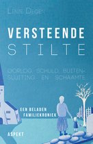 Boek met een blauwe, getextureerde achtergrond. Links een blauwe kerk en rechts een kale boom en een figuur van een moeder met kind.