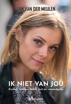 Close-up van een blonde vrouw met blauwe ogen, met de tekst 'IK NIET VAN JOU'.