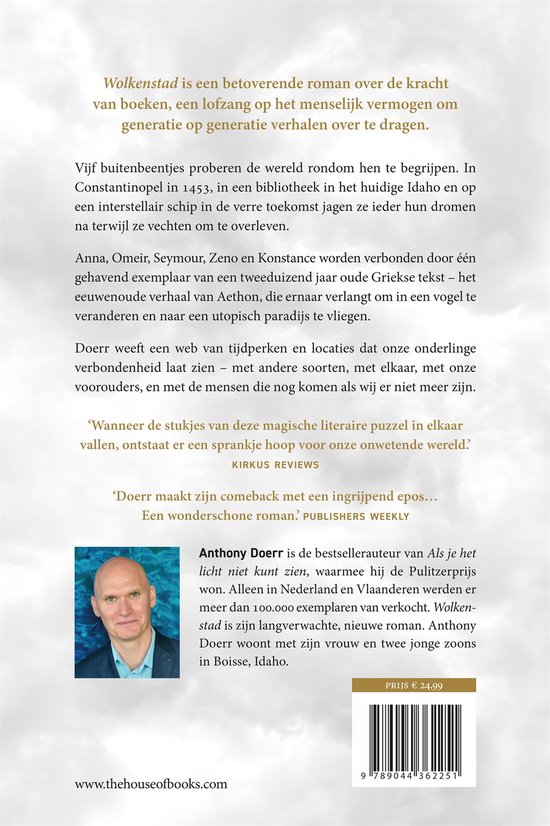 Boekomslag met een portret van schrijver Anthony Doerr, staande naast een stapel boeken. Prijs: € 24,99.