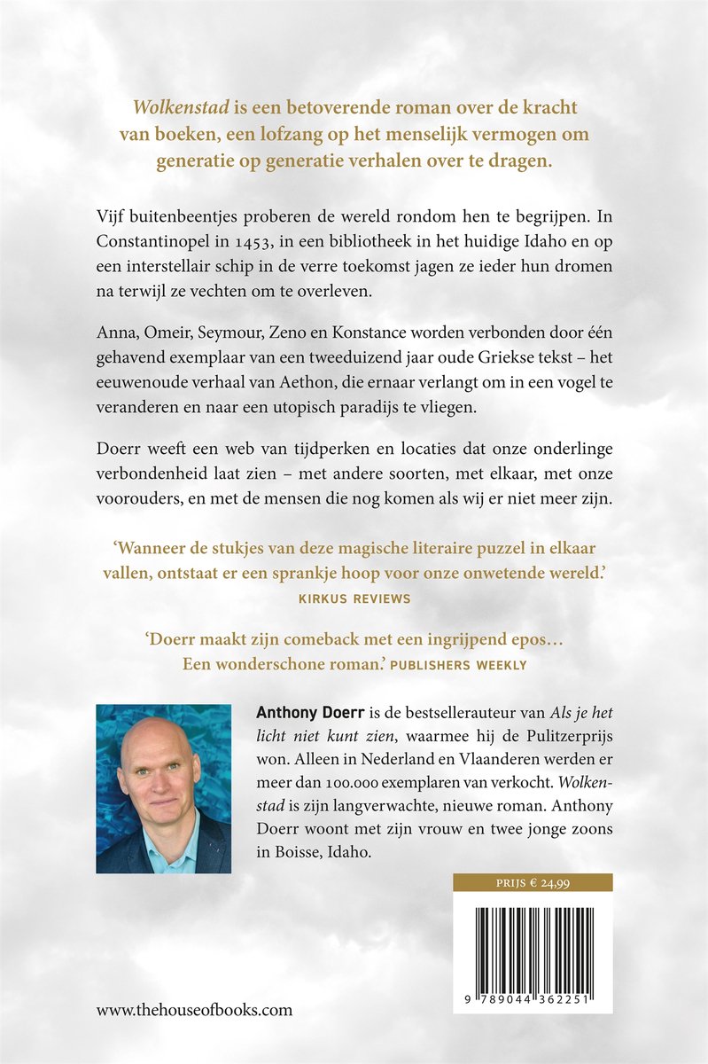 Boekomslag met een portret van schrijver Anthony Doerr, staande naast een stapel boeken. Prijs: € 24,99.