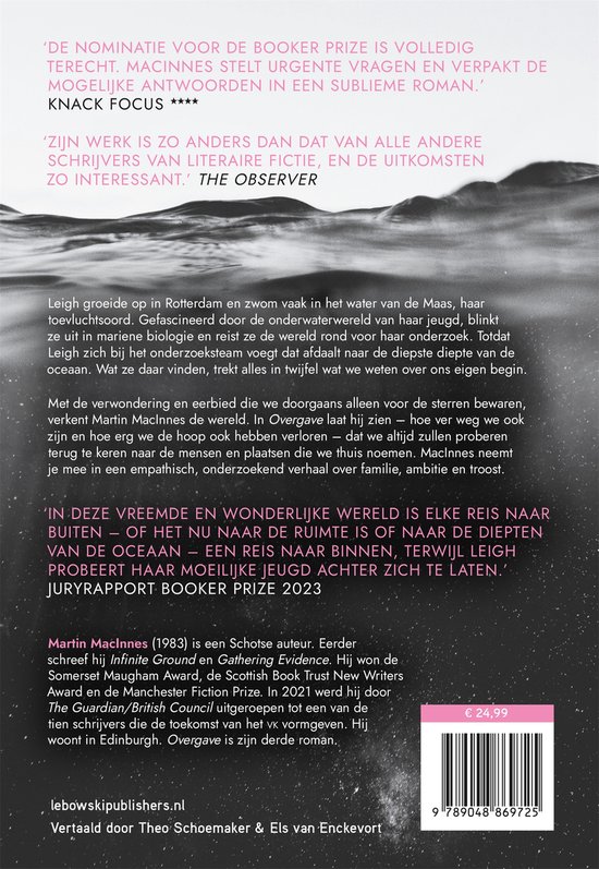 Boek "Overgave" van Martin MacInnes, met een beeld van water en een rugzak op de rug.