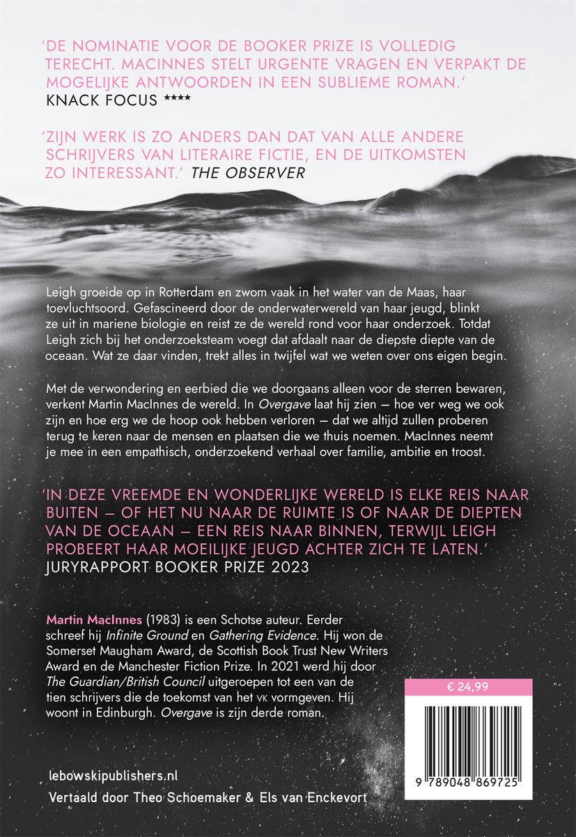 Boek "Overgave" van Martin MacInnes, met een beeld van water en een rugzak op de rug.