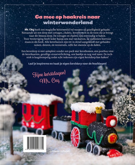 Gebreide kersttrein met rood met een zwarte locomotief en wagons, op een besneeuwde achtergrond met kerstbomen.