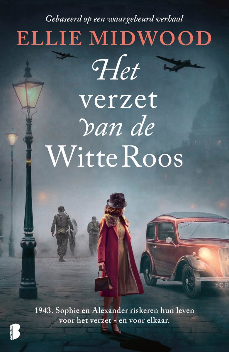 Een vrouw in een rode jas staat op straat in de schemering, met militairen en een auto.