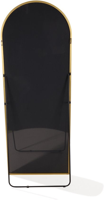 Achterkant van de gouden spiegel met een gebogen zwart metalen frame.