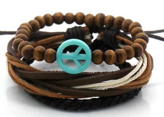 Armbandenset met houten kralen, bruine leren en touwen banden, en een turkoois peace teken.