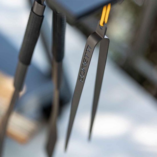 Detail van een zwarte Boretti BBQ-tang met gegraveerd logo.
