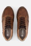 Bovenkant van bruine leren Rieker sneakers met vetersluiting, weergave van bovenaf.