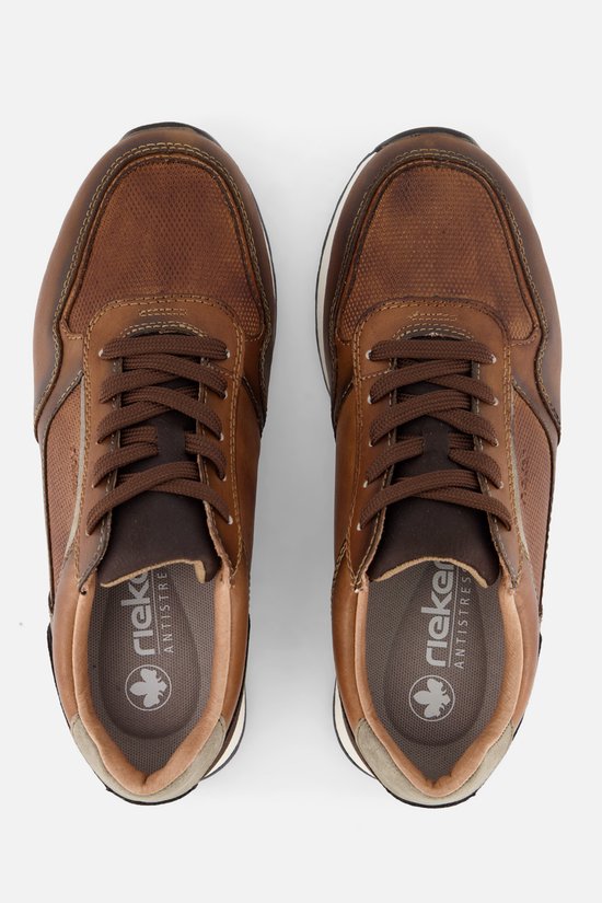 Bovenkant van bruine leren Rieker sneakers met vetersluiting, weergave van bovenaf.