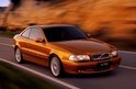 Oranje Volvo C70 coupé uit 1998-2005 op de weg.