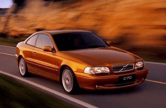 Oranje Volvo C70 coupé uit 1998-2005 op de weg.
