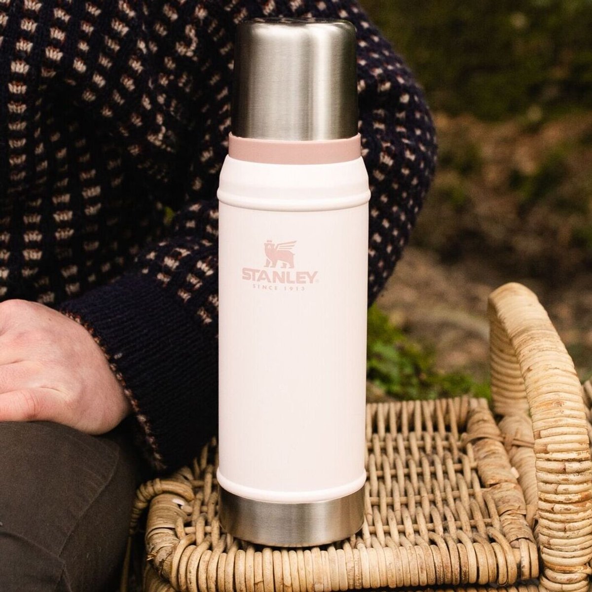 Stanley Classic Legendary Thermosfles 750 ml - Houdt 20 Uur Warm Of Koud - Lekvrij - Vaatwasserbestendig - BPA-Vrij - Voor Koffie, Thee en Meer - Roestvrijstalen Thermoskan - Hot Coral – foto 6