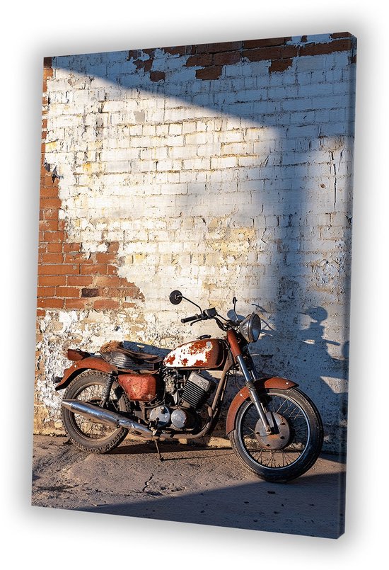 Roestige motor tegen bakstenen muur - Motorfiets canvas schilderijen - Canvas schilderijen motor - Voertuig - Landelijke schilderijen - Slaapkamer wanddecoratie - canvas 40x60 cm
