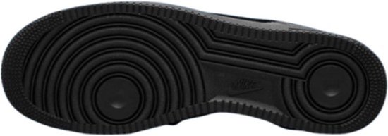 Onderkant van een zwarte Nike Air Force 1 sneaker met een gestreept patroon.