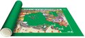 Groene puzzelmat met een deels gelegde puzzel van 1500 stukjes en een opgerolde mat.