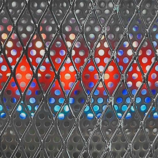 Grijze metalen kooi met een glimmend rood en blauw geperforeerd oppervlak erachter.
