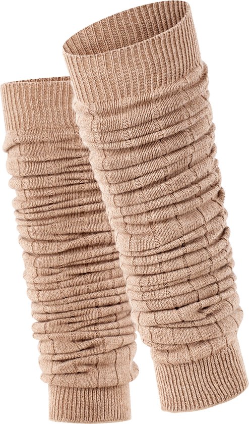 Twee lichtbruine gebreide beenwarmers met horizontale ribbels en een gerimpeld effect.