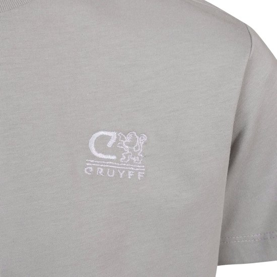 Grijze t-shirt met op de borst het witte Cruyff logo geborduurd.