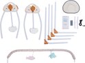 Onderdelen van een elektrische babywieg, waaronder een draagbeugel, framebuizen, een hoofdkussen, een muziekdoosje, een afstandsbediening en een USB-kabel.