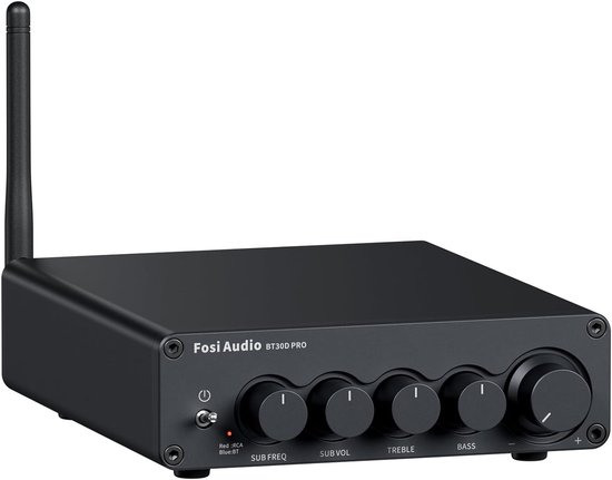 Zijaanzicht van de zwarte Fosi Audio BT30D PRO versterker met antenne en vier draaiknoppen aan de voorkant.